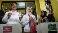 Ridwan Kamil bersama istri sekaligus Anggota Komisi VIII DPR RI Atalia Praratya, menggunakan hak suara untuk Pemilihan Gubernur dan Wakil Gubernur Jawa Barat serta Pemilihan Wali Kota dan Wakil Wali Kota Bandung pada Pilkada serentak 2024. ANTARA FOTO/Novrian Arbi