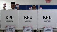 Calon Wakil Gubernur DKI Jakarta nomor urut satu Suswono bersama istri Mieke Wahyuni  menunjukkan surat suara saat pemungutan suara Pilkada 2024 di TPS 07 Kedung Waringin, Kota Bogor, Jawa Barat. ANTARA FOTO/Arif Firmansyah 
