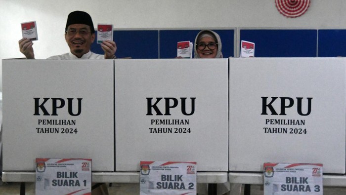 Calon Wakil Gubernur DKI Jakarta nomor urut satu Suswono (kiri) bersama istri Mieke Wahyuni (kanan) menunjukkan surat suara saat pemungutan suara Pilkada 2024 di TPS 07 Kedung Waringin, Kota Bogor, Jawa Barat, Rabu (27/11/2024). Suswono bersama istrinya terdaftar dalam DPT di TPS 07 Kedung Waringin untuk menggunakan hak pilihnya dalam Pilkada Jawa Barat dan Pilkada Kota Bogor tahun 2024. ANTARA FOTO/Arif Firmansyah/YU