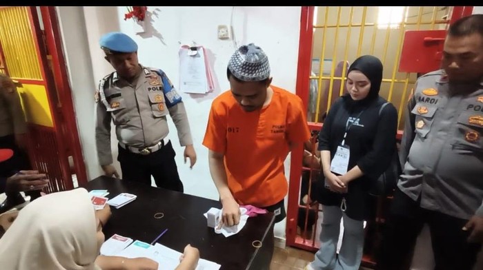 Potret tahanan di Rutan Polres Tangsel menggunakan hak pilihnya di Pilkada serentak 2024.