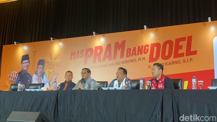 Pramono-Rano Karno konferensi pers di Hotel JS Luwansa, Jakarta Selatan, Rabu (27/11/2024).