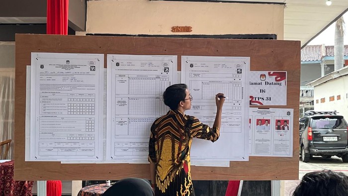 Proses hitung suara di TPS 031 Lebak Bulus, Jakarta Selatan (Diah/detikcom)