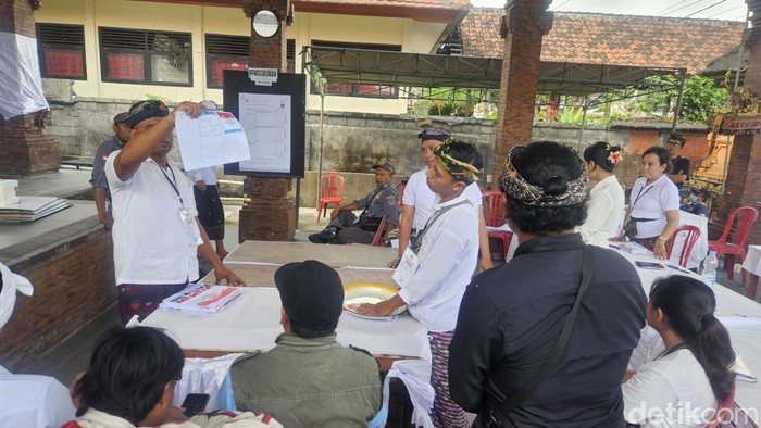 Proses penghitungan suara di salah satu TPS di Desa Akah, Klungkung, Bali, Rabu (27/11/2024). (Foto: Putu Krista/detikBali)