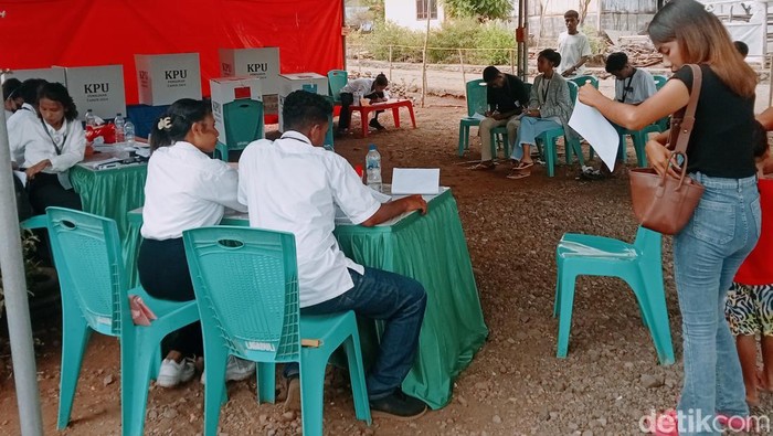 Proses penghitungan suara di TPS 3 Desa Nawakote, Flores Timur, NTT, Rabu (27/11/2024). (Foto: Yurgo Purab/detikBali)