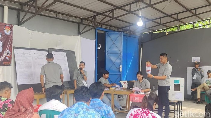 Proses penghitungan suara di TPS Gibran mencoblos, Rabu (27/11/2024).