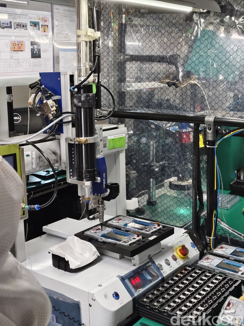 Proses produksi iQOO 13 di Tangerang