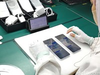Proses produksi iQOO 13 di Tangerang