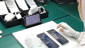 Di ruang lainnya, fungsi dan sistem operasi iQOO 13 juga dicek satu per satu untuk memastikan tidak ada bug. Foto: Virgina Maulita Putri/detikINET