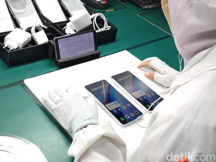 Mengintip Produksi iQOO 13 di Tangerang