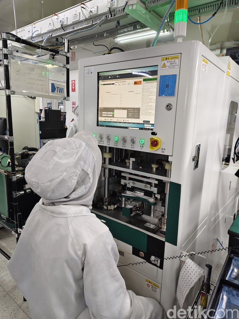 Proses produksi iQOO 13 di Tangerang