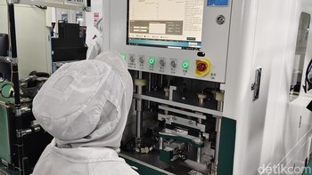 Fasilitas ini dilengkapi sejumlah peralatan canggih. Seperti mesin ini yang berfungsi mengetes IP68/IP69 menggunakan angin. Foto: Virgina Maulita Putri/detikINET