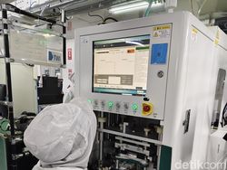 Mengintip Produksi iQOO 13 di Tangerang