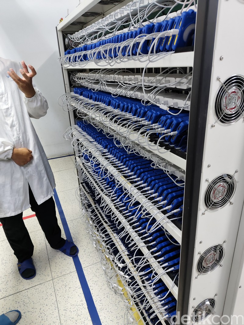 Proses produksi iQOO 13 di Tangerang
