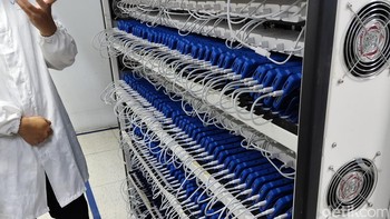 Selain pengecekan hardware, iQOO 13 juga melewati pengecekan software yang menyeluruh. Di rak ini, iQOO 13 menjalani proses pengecekan performa selama delapan jam non-stop. Foto: Virgina Maulita Putri/detikINET