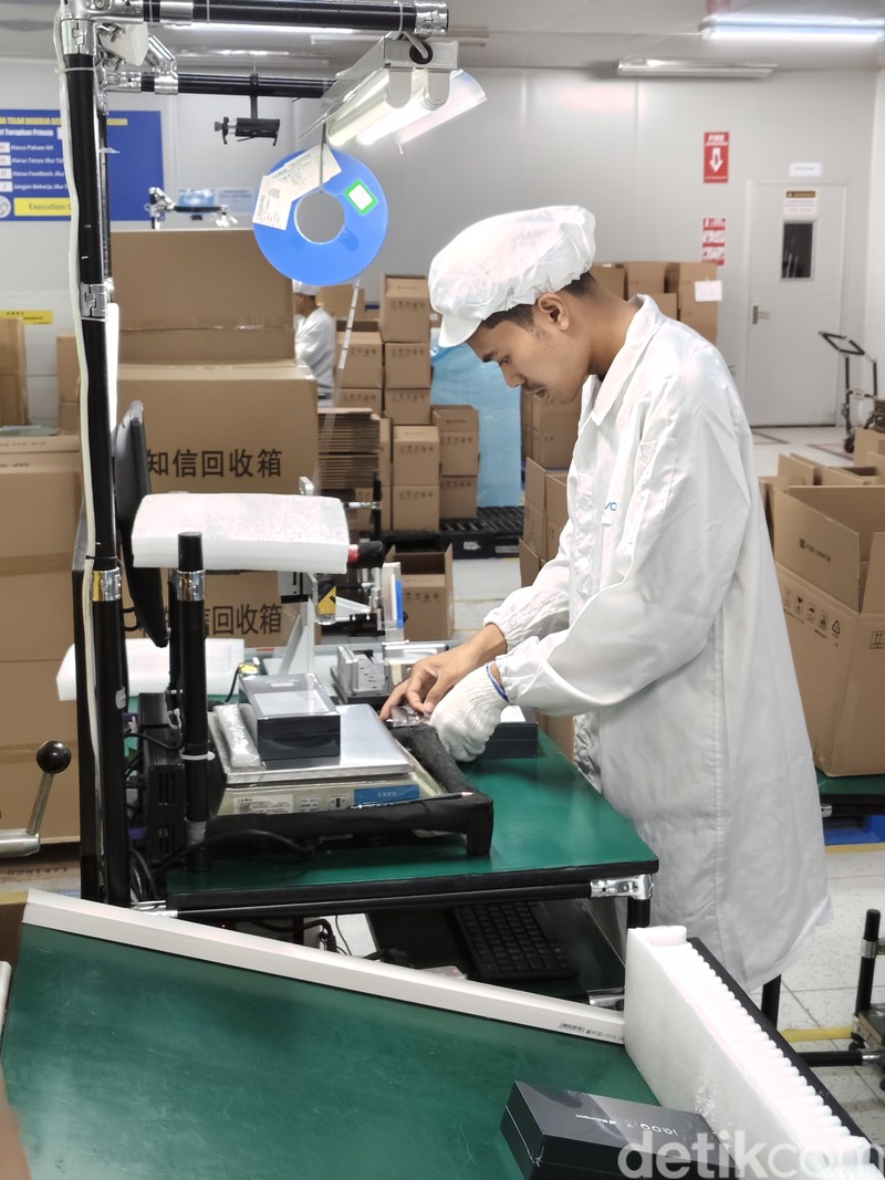 Proses produksi iQOO 13 di Tangerang