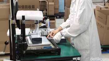 Di sini iQOO 13 melewati sejumlah proses produksi, mulai dari perakitan, quality control, pengecekan, dan pengemasan. Foto: Virgina Maulita Putri/detikINET