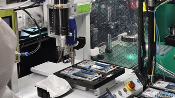 Selanjutnya iQOO 13 dipasangi thermal paste yang merupakan komponen penting sistem pendingin agar ponsel tetap adem. Foto: Virgina Maulita Putri/detikINET