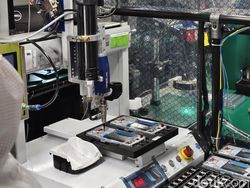 Mengintip Produksi iQOO 13 di Tangerang