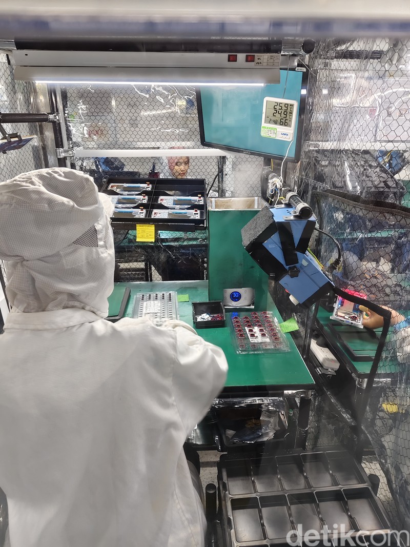 Proses produksi iQOO 13 di Tangerang