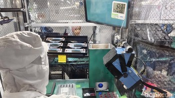 Lini produksi iQOO 13 juga memiliki beberapa bilik steril untuk memastikan pemasangan sejumlah komponen penting tidak diganggu debu atau partikel kecil lainnya. Foto: Virgina Maulita Putri/detikINET