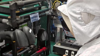 Proses pemasangan baterai iQOO 13 juga dibantu mesin untuk memastikan tekanan yang merata. Foto: Virgina Maulita Putri/detikINET