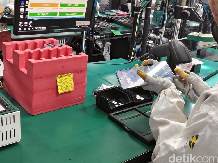 Proses produksi iQOO 13 di Tangerang