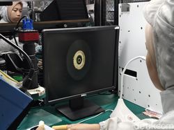 Mengintip Produksi iQOO 13 di Tangerang