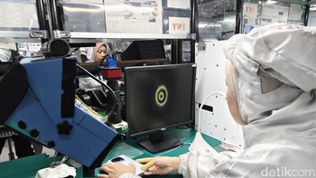 Selanjutnya lensa kamera iQOO 13 juga ikut dicek untuk memastikan tidak ada yang cacat. Foto: Virgina Maulita Putri/detikINET