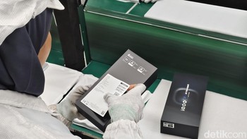 Proses pengemasannya mulai dari pemasangan stiker di kemasan, lalu memasukkan aksesoris seperti charger, kabel, dan case silikon ke dalam kotak kemasan. Foto: Virgina Maulita Putri/detikINET