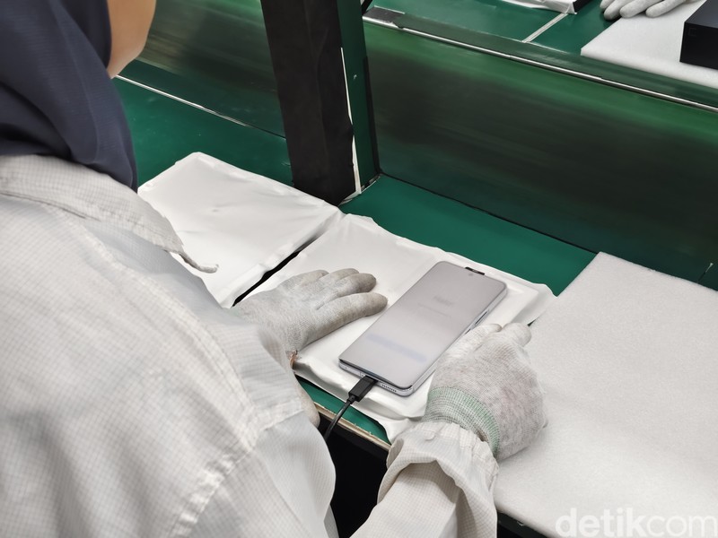 Proses produksi iQOO 13 di Tangerang