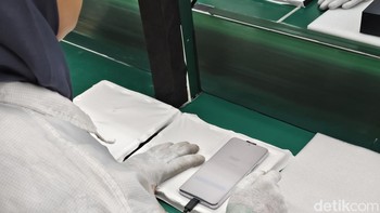Berikutnya iQOO 13 melewati pengecekan terakhir sebelum dikemas. Foto: Virgina Maulita Putri/detikINET