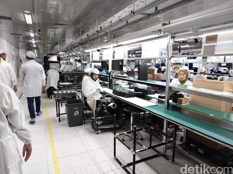 Proses produksi iQOO 13 di Tangerang