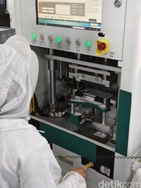 Proses produksi iQOO 13 di Tangerang
