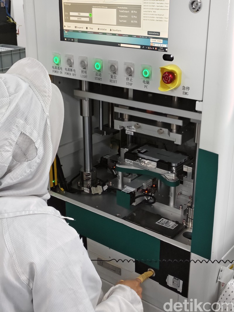 Proses produksi iQOO 13 di Tangerang