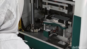 Quality Manager Vivo Indonesia Muhammad Salih Ardhani mengatakan proses pengecekan menggunakan angin karena ukurannya jauh lebih kecil dibandingkan debu atau air, sehingga jika angin tidak bisa masuk maka debu dan air dipastikan tidak bisa masuk. Foto: Virgina Maulita Putri/detikINET