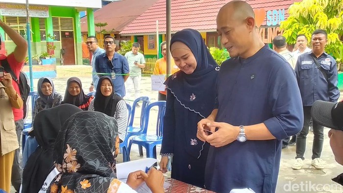 Rachmat Hidayat bersama istrinya mencoblos di TPS 01 Lubuklinggau