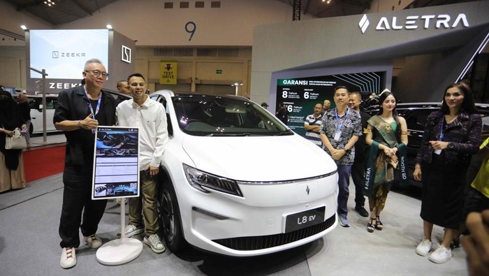 Hari ini (27/11), secara khusus tokoh publik Raffi Ahmad sambangi booth ALETRA di GJAW, dan langsung pesan 1 unit L8 EV warna Silk White.