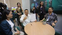 Nggak pakai lama, Raffi pun langsung pesan 1 unit L8 EV warna Silk White. Pembelian mobil listrik ini ingin memberikan edukasi kepada masyarakat agar beralih menggunakan kendaraan yang ramah lingkungan.
