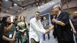 Raffi Ahmad Beli Mobil Listrik di Pameran GJAW