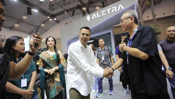 Raffi Ahmad Beli Mobil Listrik, Edukasi Masyarakat Kendaraan Ramah Lingkungan Hari ini (27/11), secara khusus tokoh publik Raffi Ahmad sambangi booth ALETRA di GJAW, dan langsung pesan 1 unit L8 EV warna Silk White.