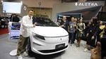 Raffi Ahmad Beli Mobil Listrik di Pameran GJAW