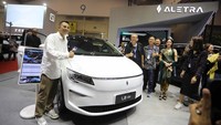 Raffi melihat-lihat booth Aletra dan kepincut mobil listrik L8 EV.