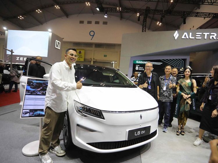 Raffi Ahmad Beli Mobil Listrik di Pameran GJAW