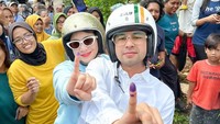 Pasangan ini menunjukkan jari kelingking mereka yang sudah dicelupkan ke tinta sebagai tanda sudah menggunakan hak pilihnya. Foto: dok. Instagram Raffi Ahmad