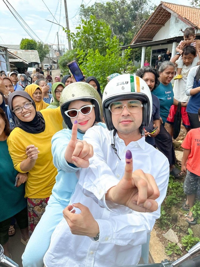 Raffi Ahmad dan Nagita Slavina Raffi Ahmad dan Nagita Slavina nyoblos untuk Pilkada 2024.