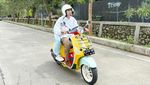 Raffi Ahmad Berkemeja Putih-Nagita Pakai Hoodie Biru Muda, Naik Vespa ke TPS