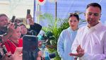 Raffi Ahmad Berkemeja Putih-Nagita Pakai Hoodie Biru Muda, Naik Vespa ke TPS