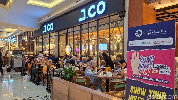 Ramai-ramai Berburu Diskon di Mal Usai Nyoblos Pilkada Pesta diskon untuk menyemarakkan Pilkada serentak digelar di pusat perbelanjaan hingga ritel di seluruh Indonesia. Pesta diskon itu bertajuk 'Klingking Fun'.