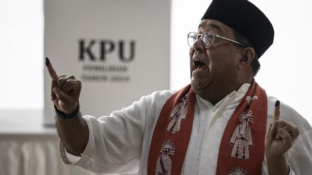 Calon Wakil Gubernur Jakarta nomor urut tiga Rano Karno (kanan) bersama istrinya Dewi Indriati (kiri) menunjukkan surat suara saat menggunakan hak pilihnya di TPS 065 Lebak Bulus, Cilandak, Jakarta, Rabu (27/11/2024). Komisi Pemilihan Umum (KPU) menetapkan pemungutan suara Pilkada 2024 berlangsung serentak pada 27 November 2024. ANTARA FOTO/Aprillio Akbar/aww.