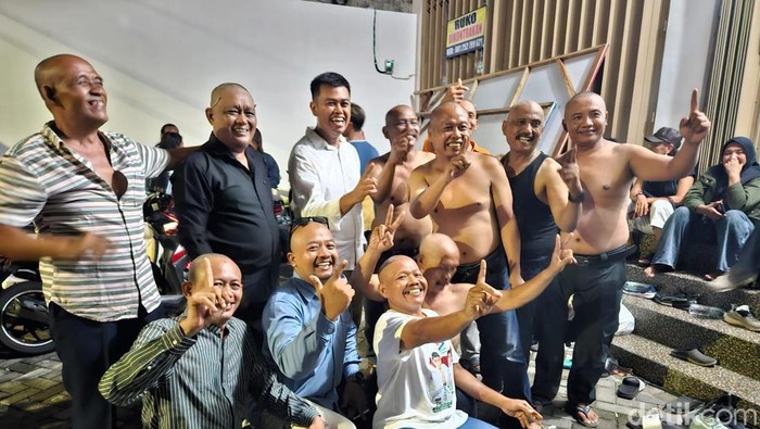 Relawan salah satu paslon Pilwali Blitar cukur gundul